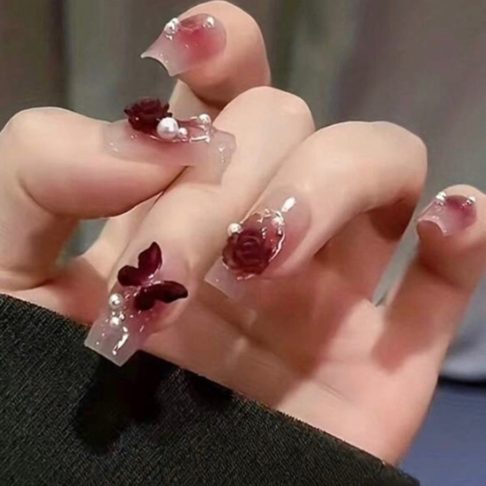 💅🏻 Host Pick 💅🏻  Rose and Butterfly Press On Nails